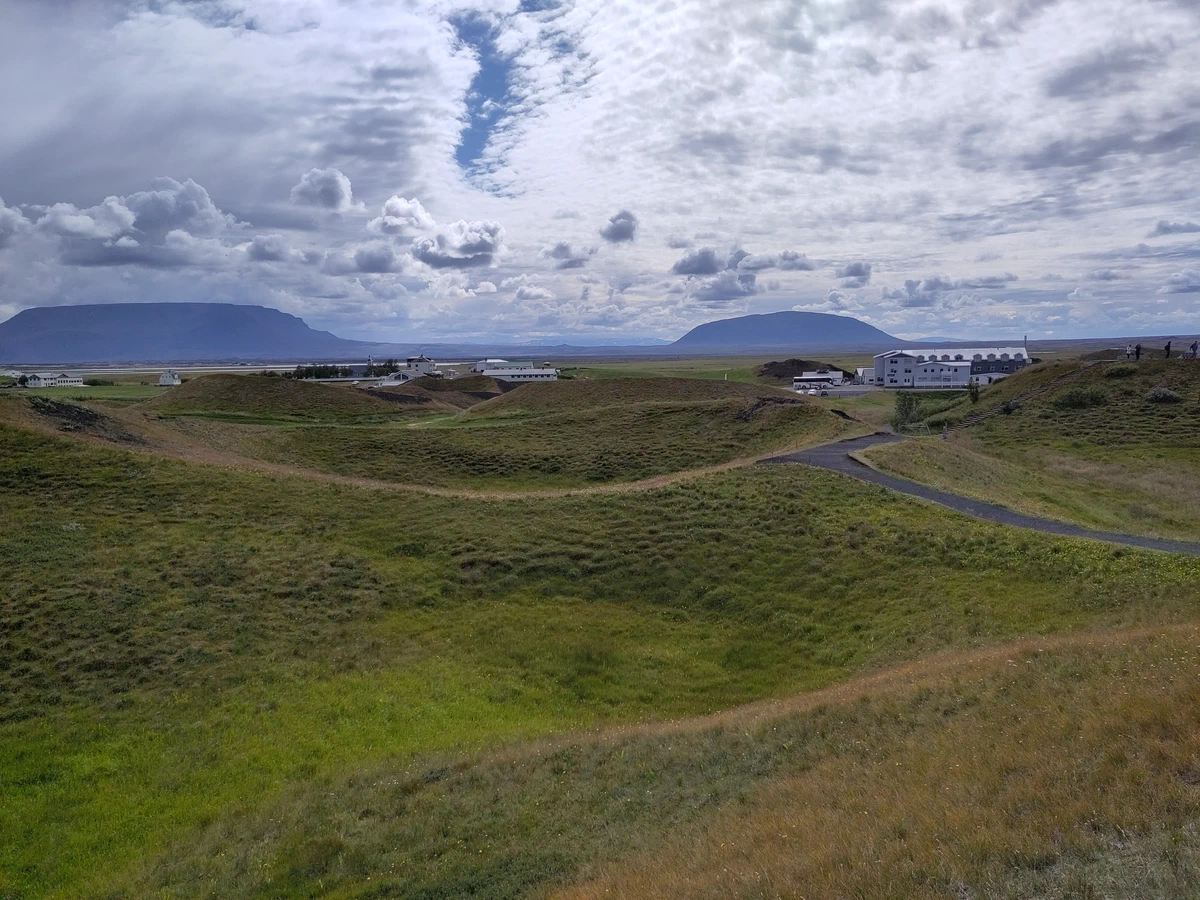 Grüne Kratermulden der Pseudokrater am Mývatn, dahinter Tafelberge