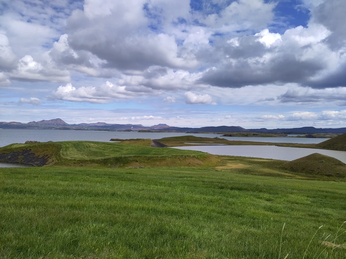 Grüne Wiesen und kleine Buchten am Mývatn
