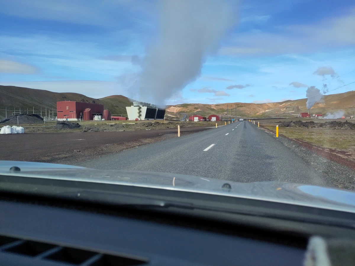Geothermalkraftwerk Krafla mit Dampfwolke, aus dem Auto fotografiert