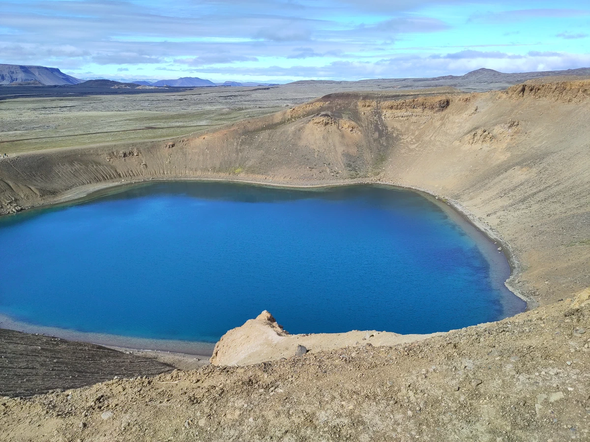 Der tiefblaue Kratersee Víti füllt den Krater mit seinen braunen Hängen