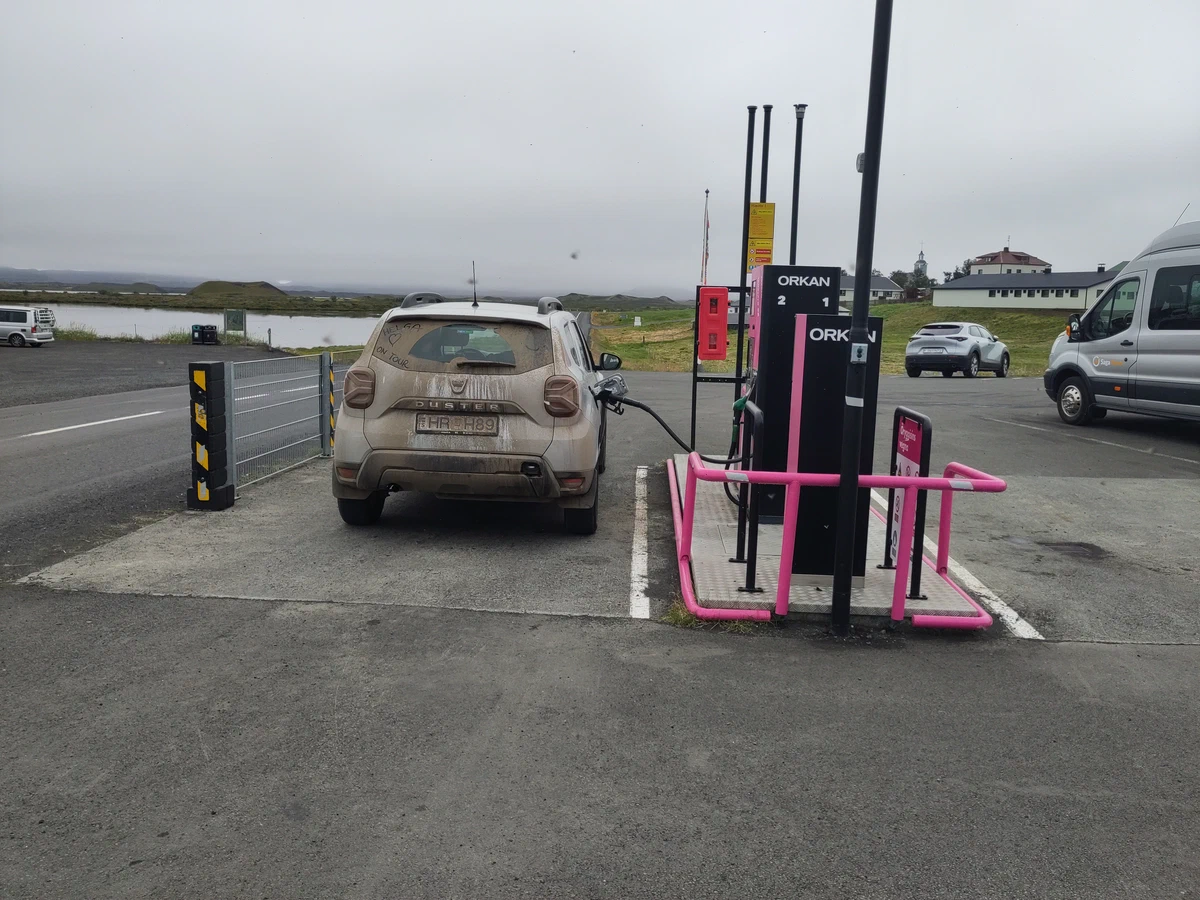 Das staubige Auto an der Zapfsäule einer Tankstelle