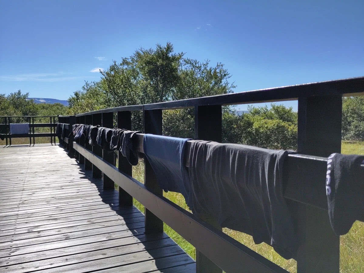 Wäsche trocknet auf dem Geländer der Holzterrasse