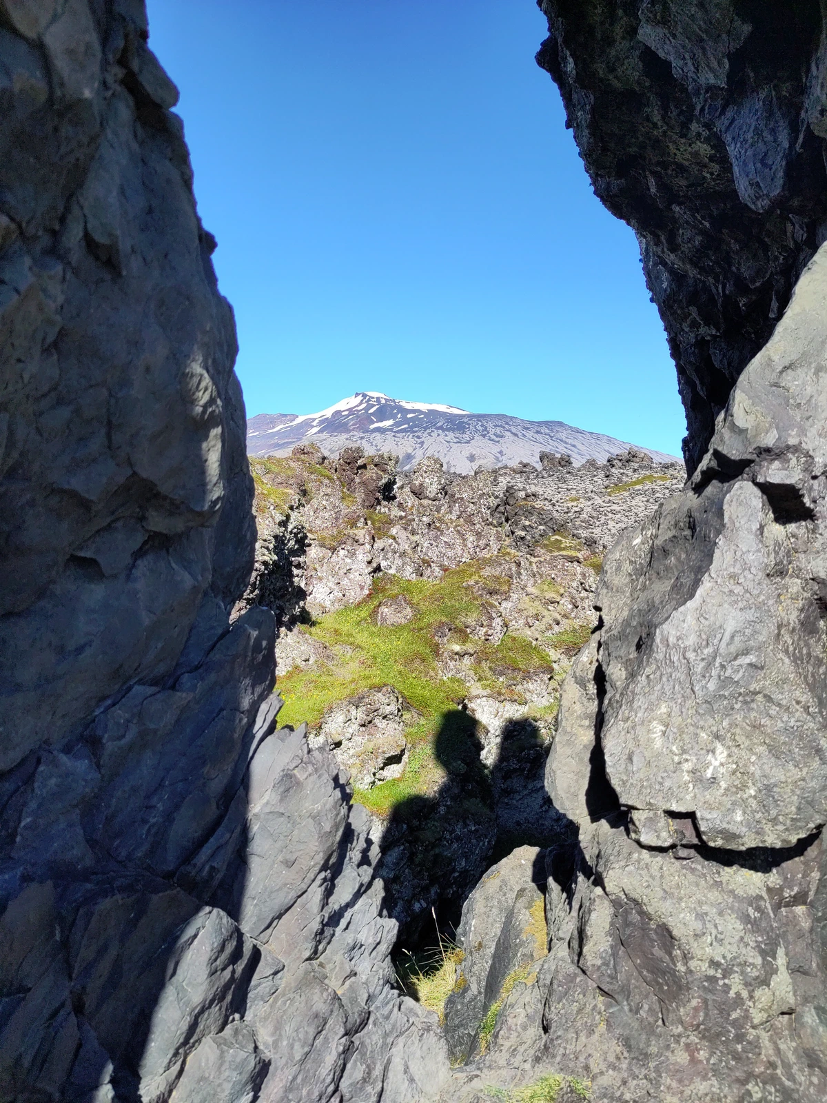Blick durch einen Felsspalt auf den Gletscher