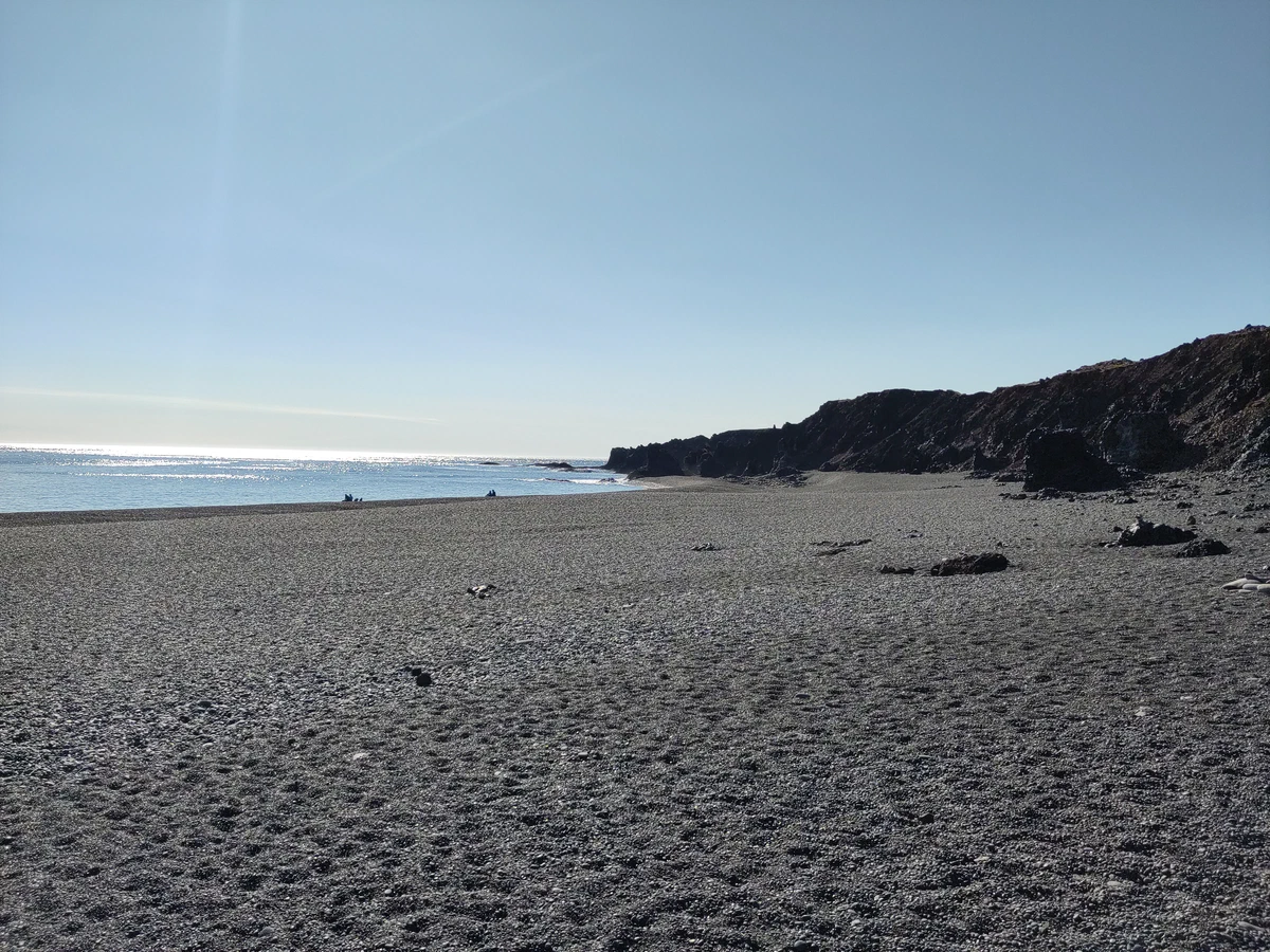 Weiter schwarzer Kieselstrand Djúpalónssandur im Gegenlicht