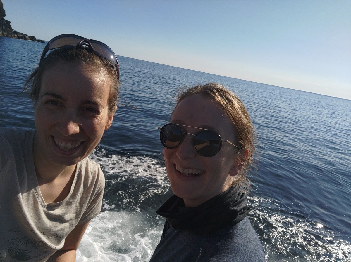 Selfie von zwei lachenden Frauen am Wasser in der Brandung
