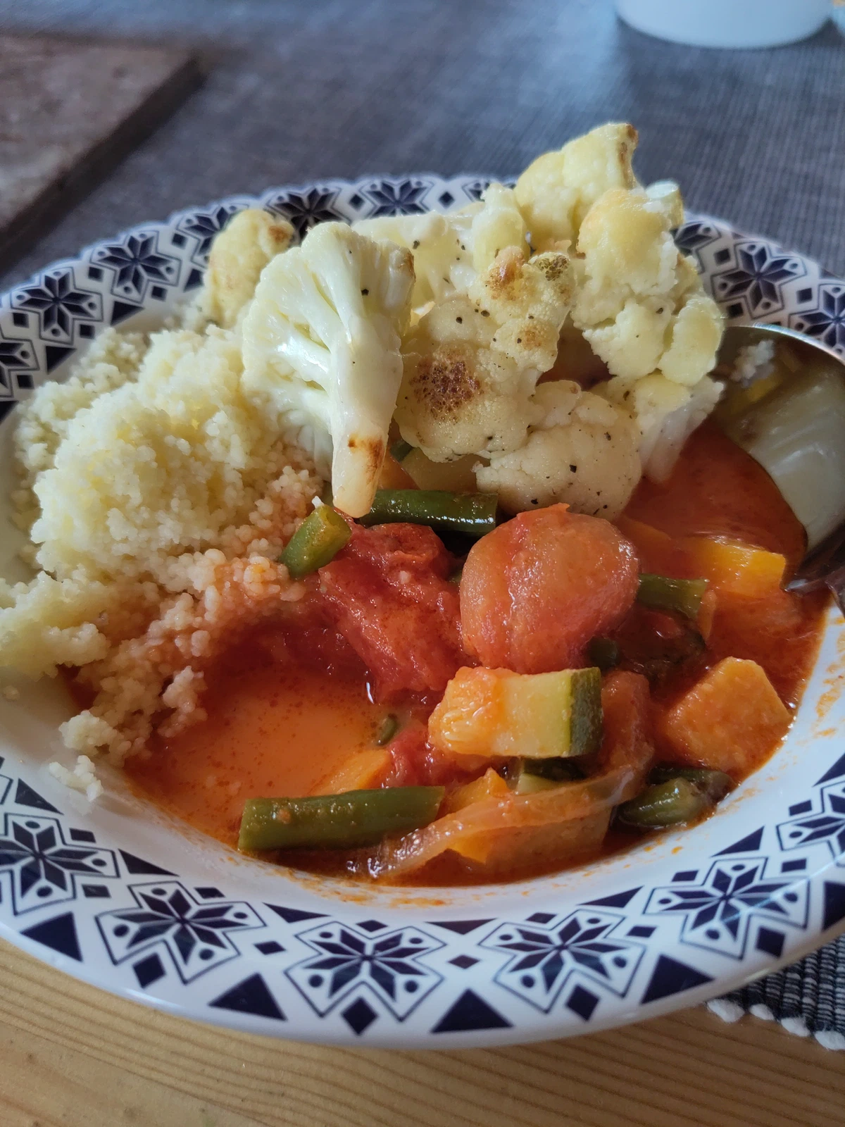 Gemüsecurry mit Karfiol und Couscous