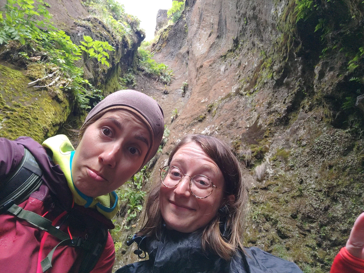 Selfie von zwei Frauen in der moosbewachsenen Schlucht