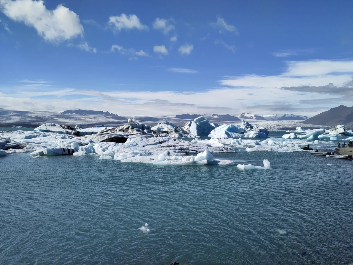 Gletscherlagune Jökulsárlón mit treibenden weiß-blauen Eisbergen