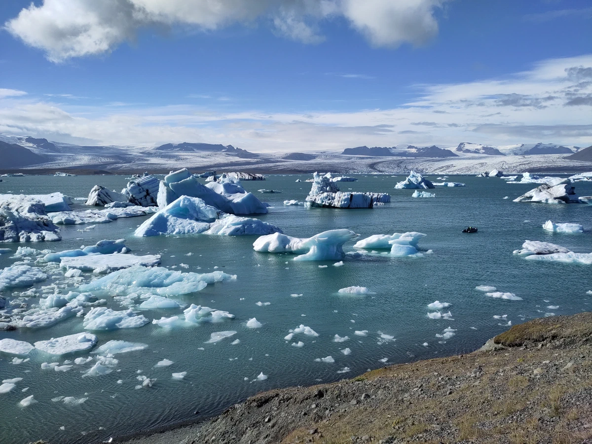Viele kleine Eisschollen und Eisberge auf der türkisen Gletscherlagune