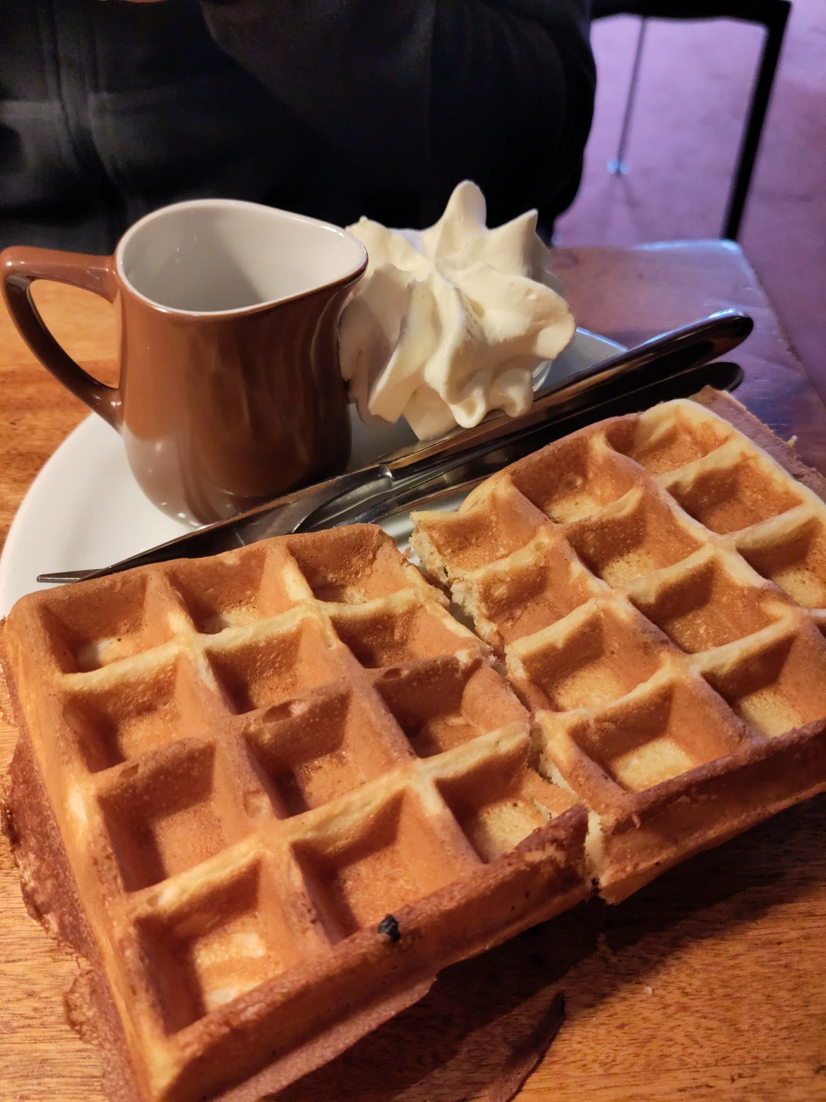 Belgische Waffel mit Schlagobers und einer Tasse Kaffee