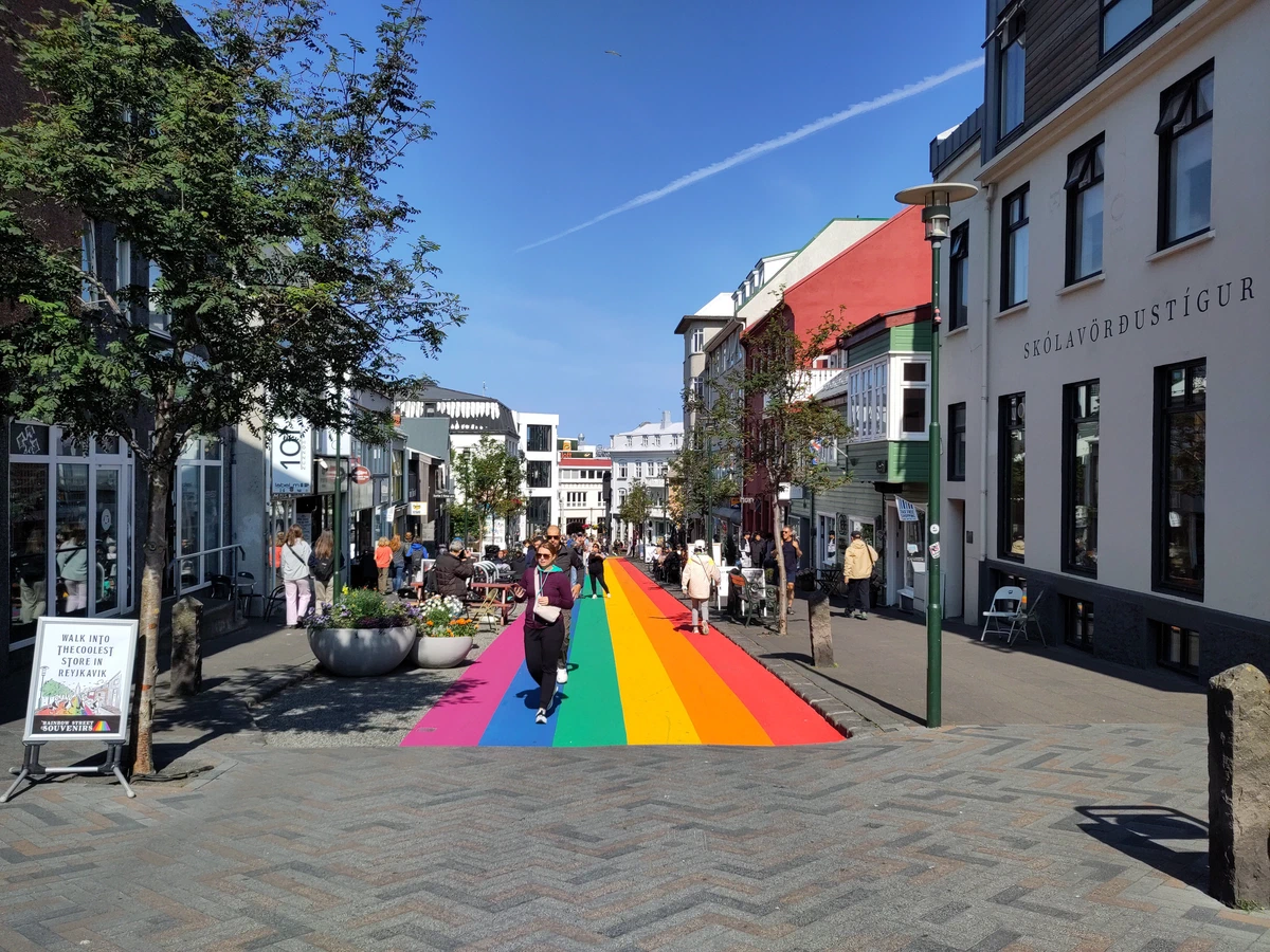 Regenbogenstraße in Reykjavík: bunt bemalte Fußgängerzone zwischen Geschäftshäusern
