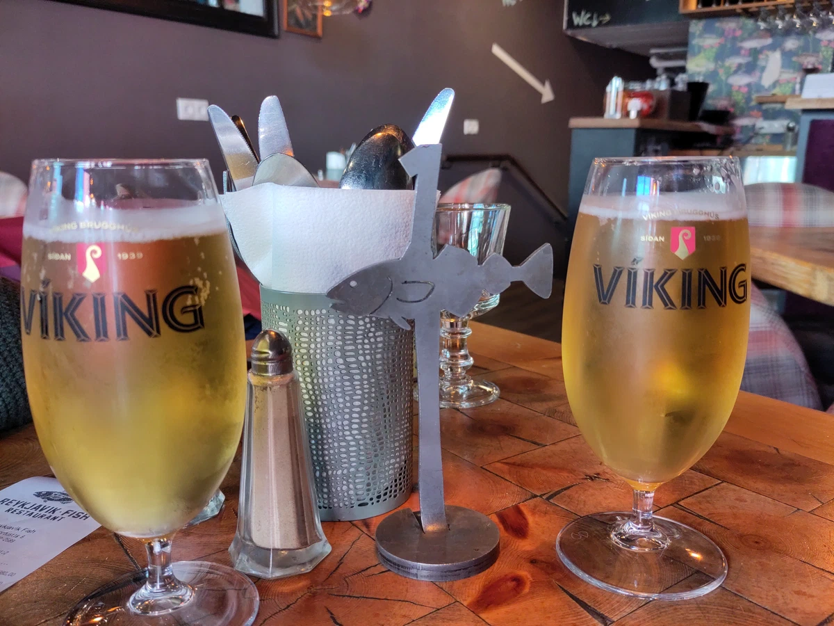 Zwei Gläser Viking-Bier auf einem Holztisch im Lokal