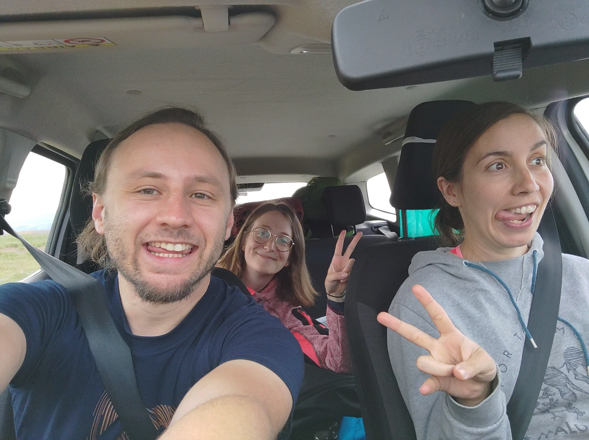 Selfie zu dritt im Auto, alle gut gelaunt, eine macht das Peace-Zeichen