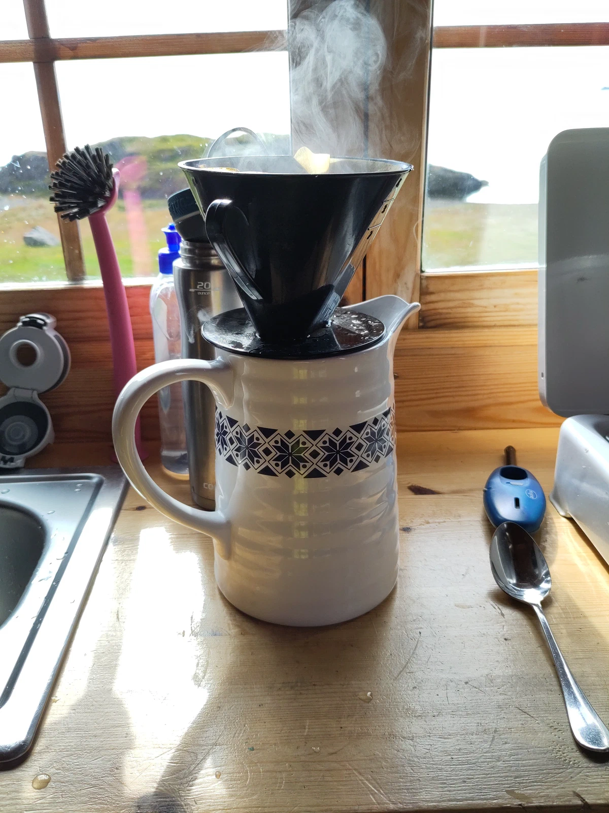 Dampfender Kaffeefilter auf einer Kanne in der Hüttenküche