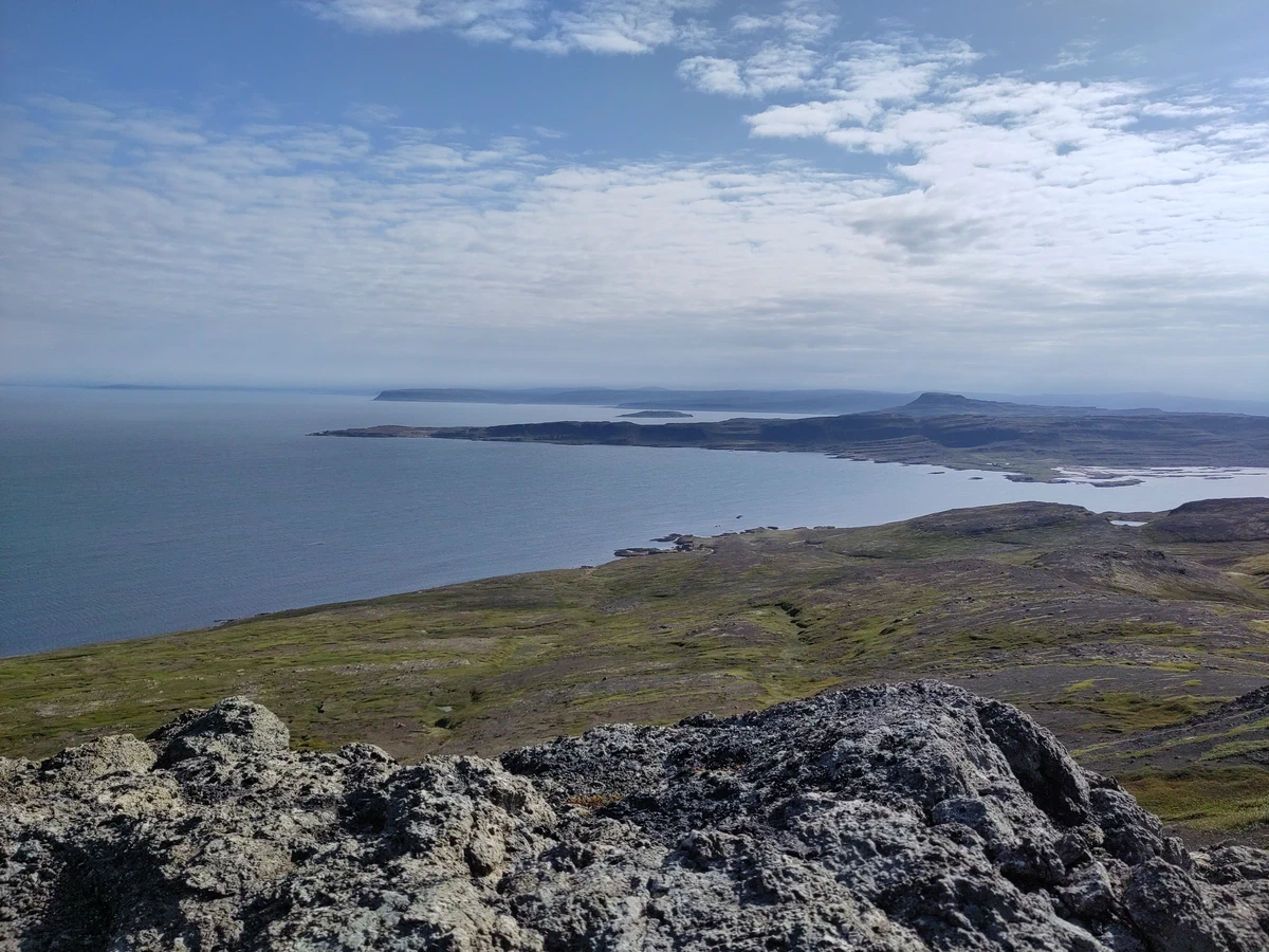 Weiter Blick von oben über den Fjord und eine flache Landzunge