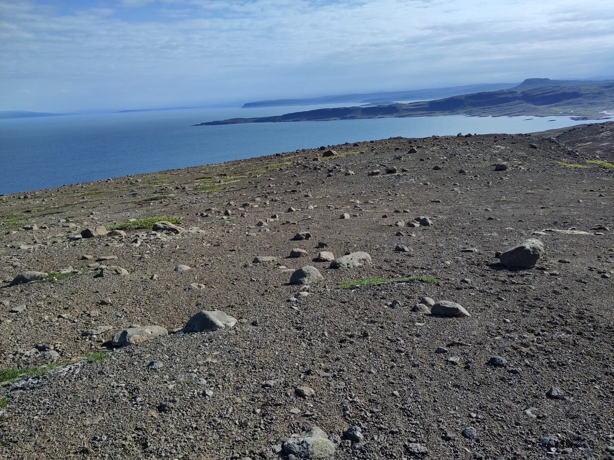 Karge Geröllhochfläche mit Blick aufs Meer