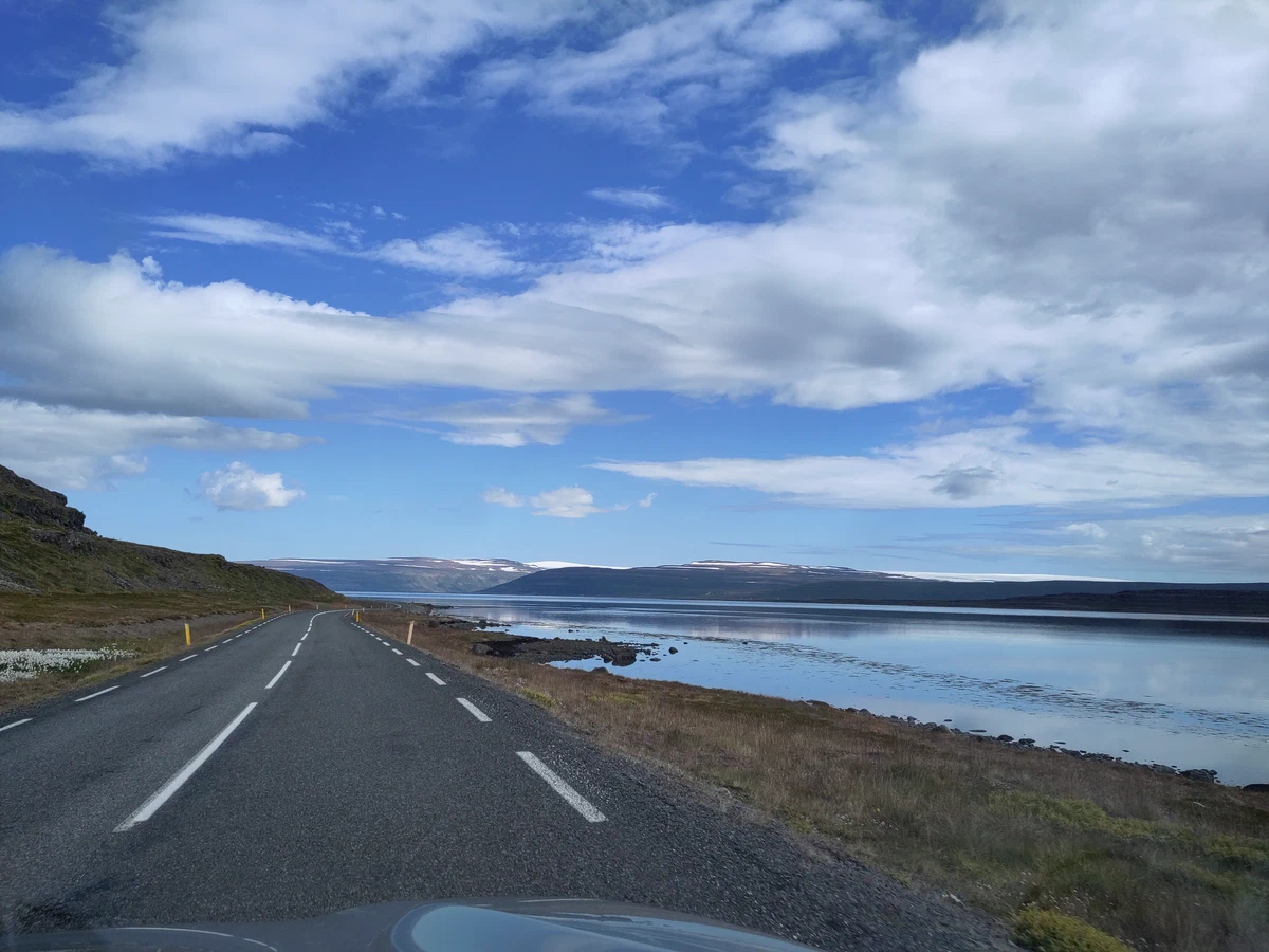 Küstenstraße am Fjord entlang, aus dem Auto fotografiert