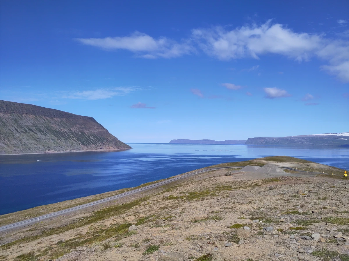 Steil abfallender Tafelberg am tiefblauen Fjord