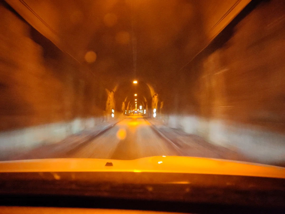 Fahrt durch einen orange beleuchteten Tunnel