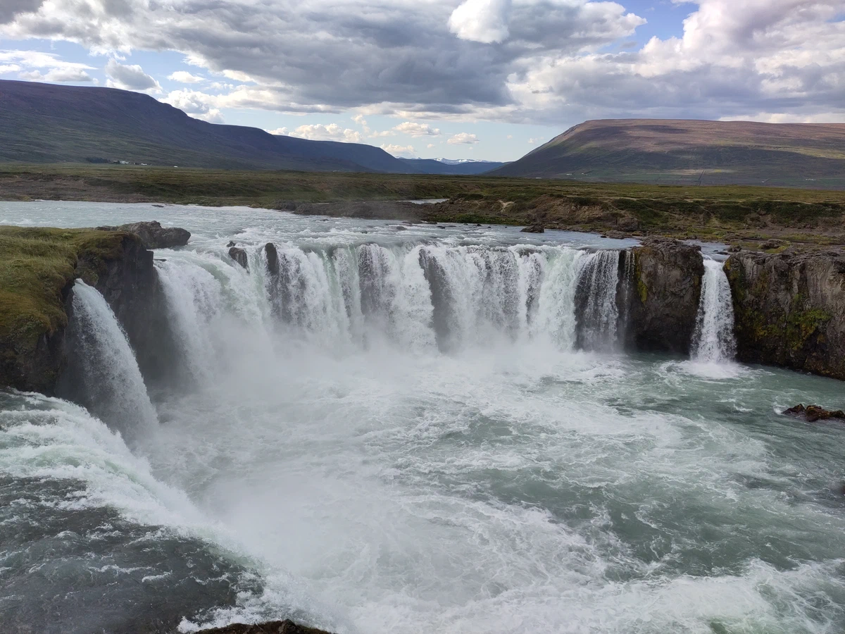 Goðafoss: der Fluss stürzt im weiten Halbkreis über eine Felskante