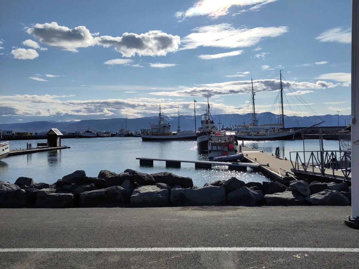 Hafen von Húsavík mit Fischerbooten und Segelschiffen