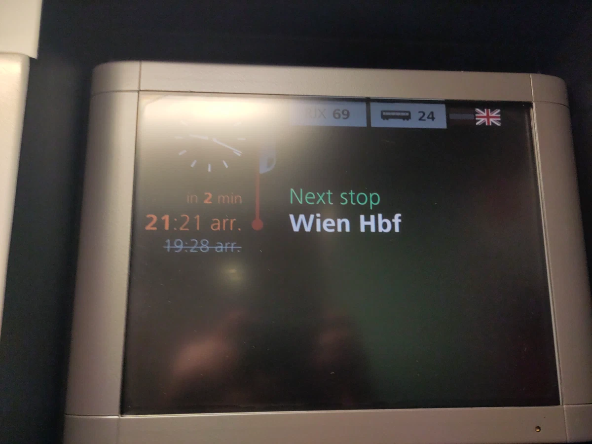 Anzeige im Zug: nächster Halt Wien Hbf, Ankunft 21:21 statt 19:28 Uhr
