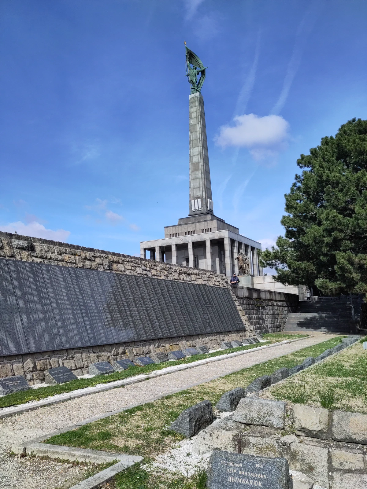 Kriegerdenkmal Slavín: hoher Obelisk mit Soldatenfigur über einer Steinterrasse