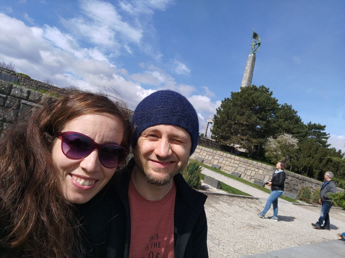Selfie von uns beiden vor dem Kriegerdenkmal Slavín