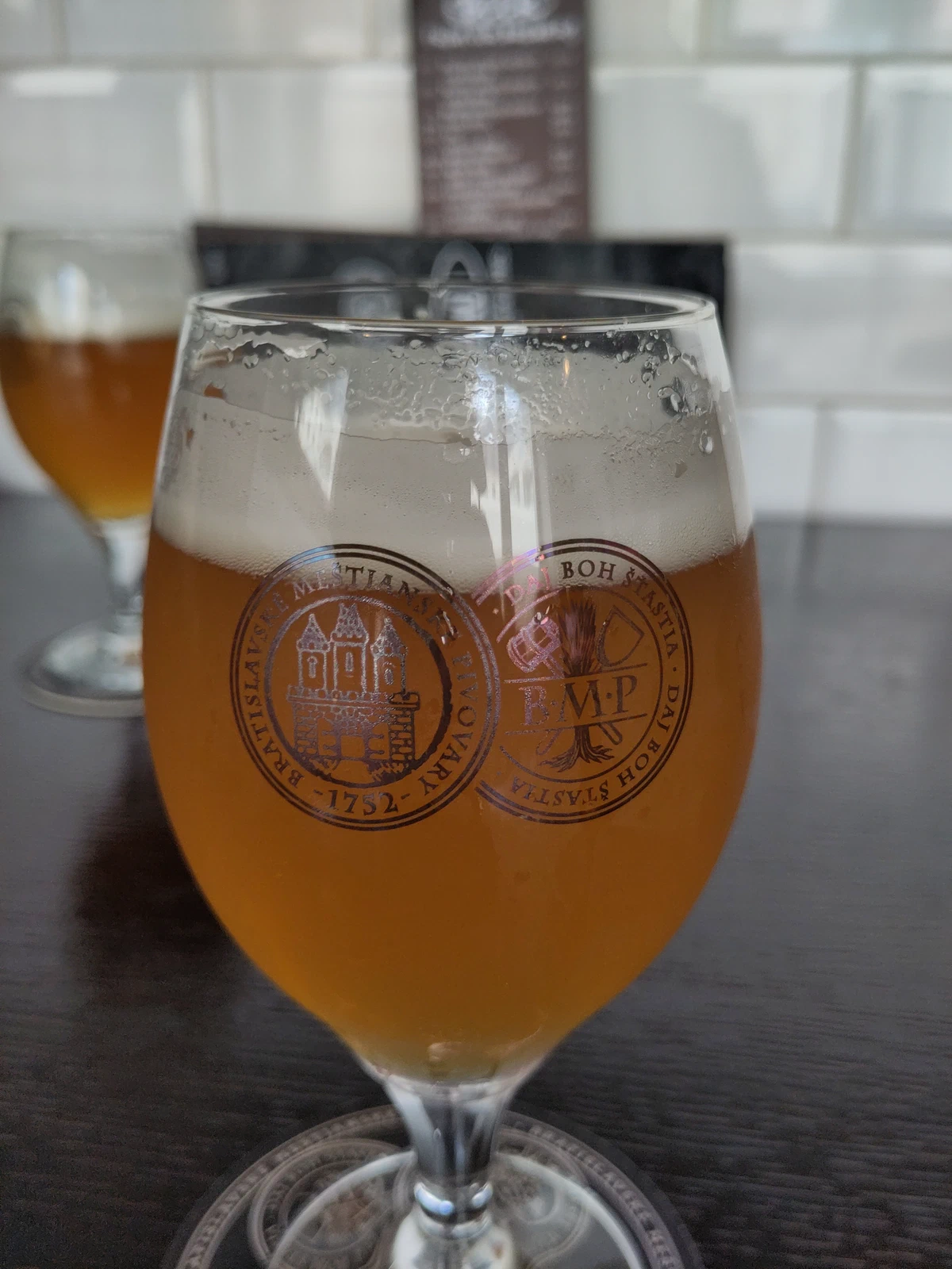 Volles Bierglas mit Brauereilogo von nahe