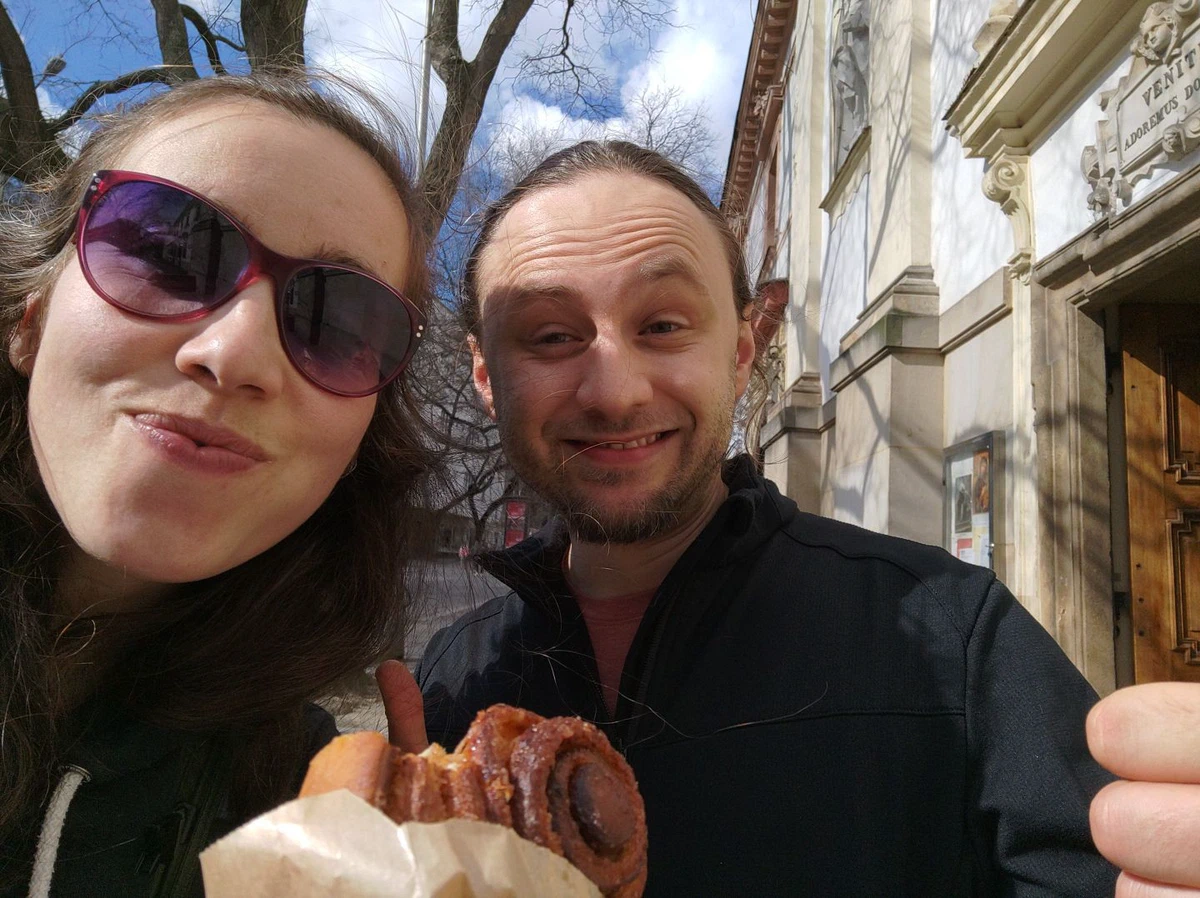 Selfie von uns beiden mit einer Zimtschnecke in der Hand