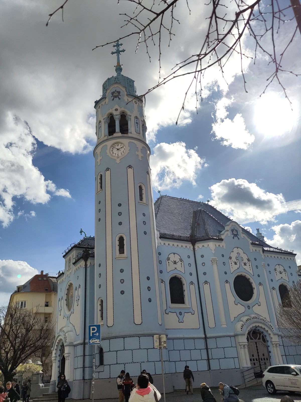 Die hellblaue Jugendstilkirche St. Elisabeth mit ihrem runden Turm
