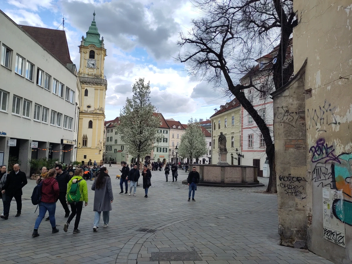 Hauptplatz mit dem Alten Rathaus und vielen Spaziergängern