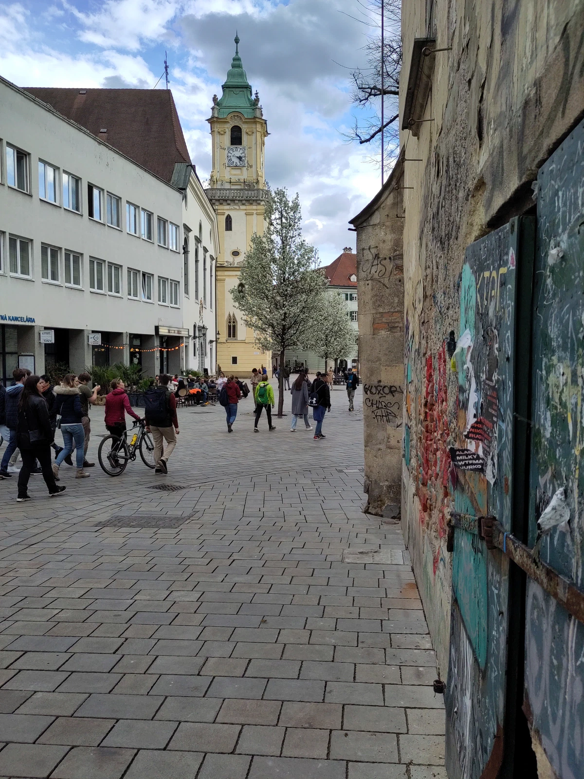 Gasse mit Blick auf den Turm des Alten Rathauses