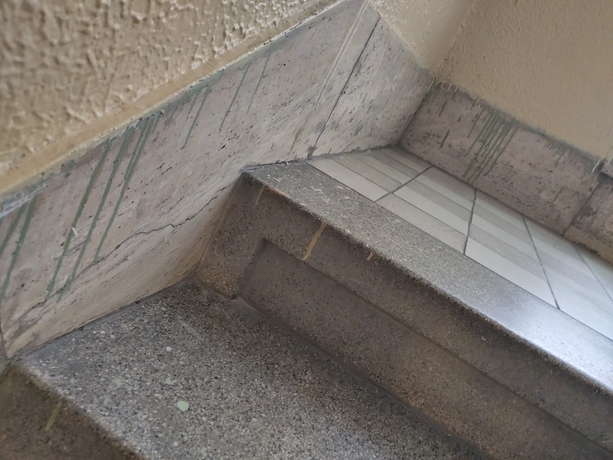 Betonstufe mit heruntergelaufenen Farbspuren an der Wand