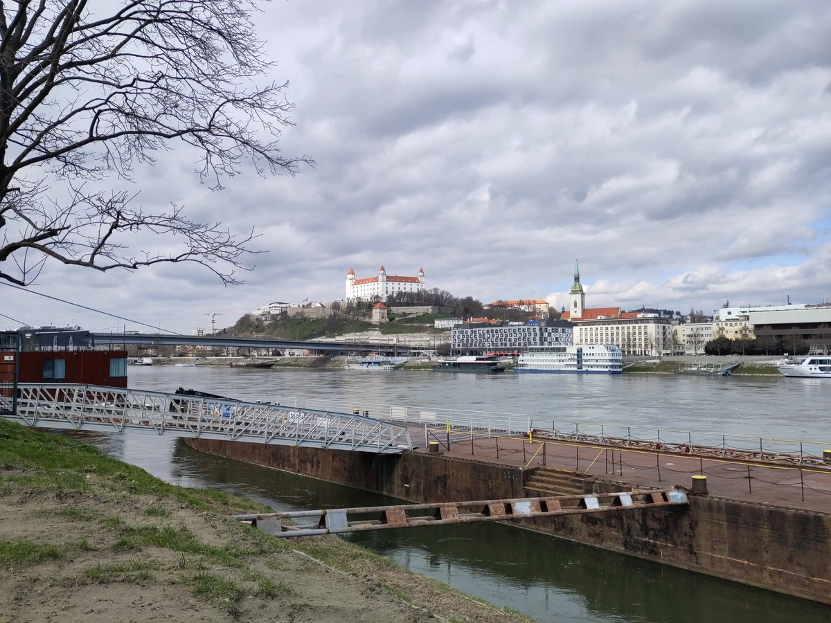 Blick über die Donau auf die Burg von Bratislava und den Martinsdom