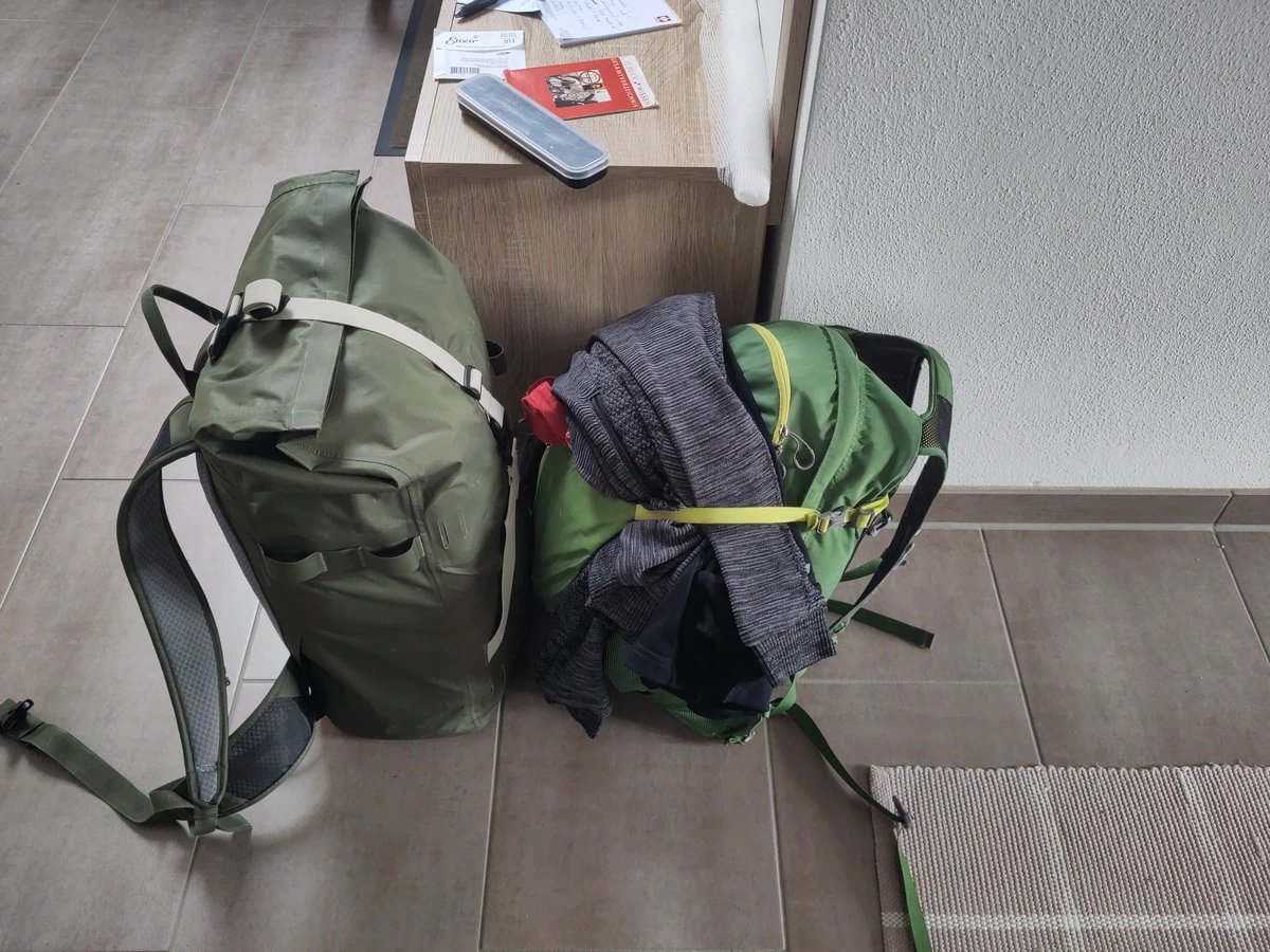 Zwei gepackte grüne Rucksäcke auf dem Fliesenboden