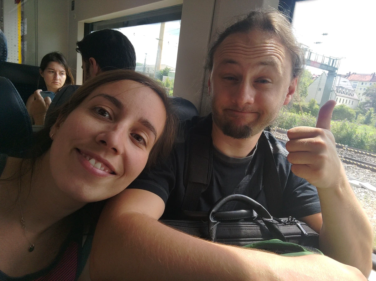 Selfie von uns beiden im Zug, er zeigt den Daumen nach oben