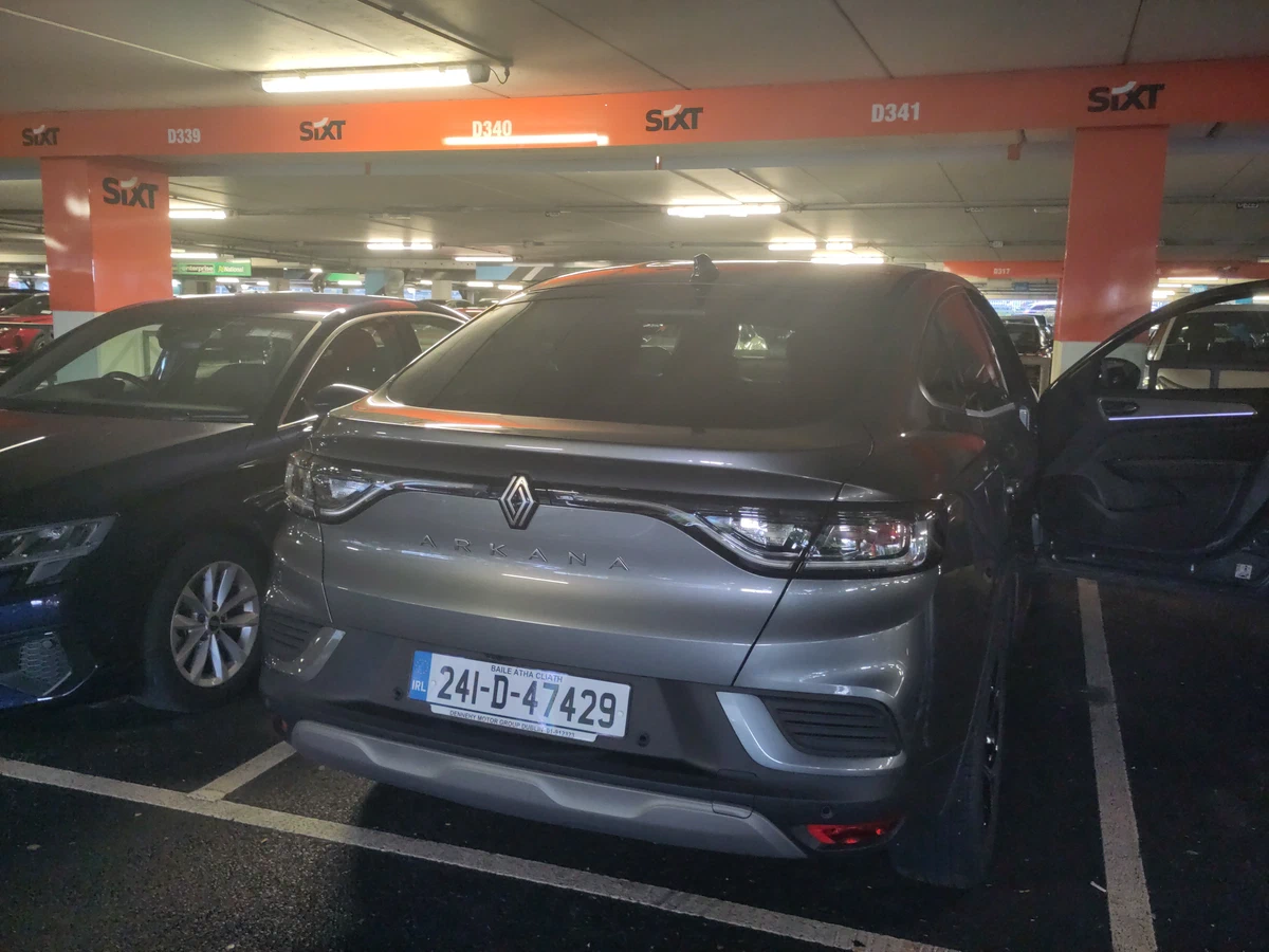 Grauer Renault-Mietwagen im Parkhaus der Autovermietung