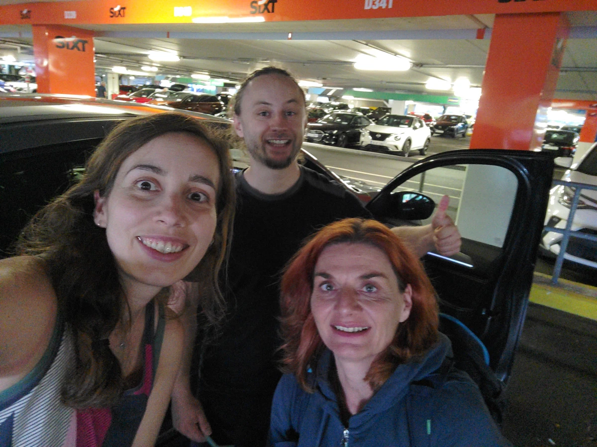 Selfie zu dritt im Parkhaus vor dem Mietwagen