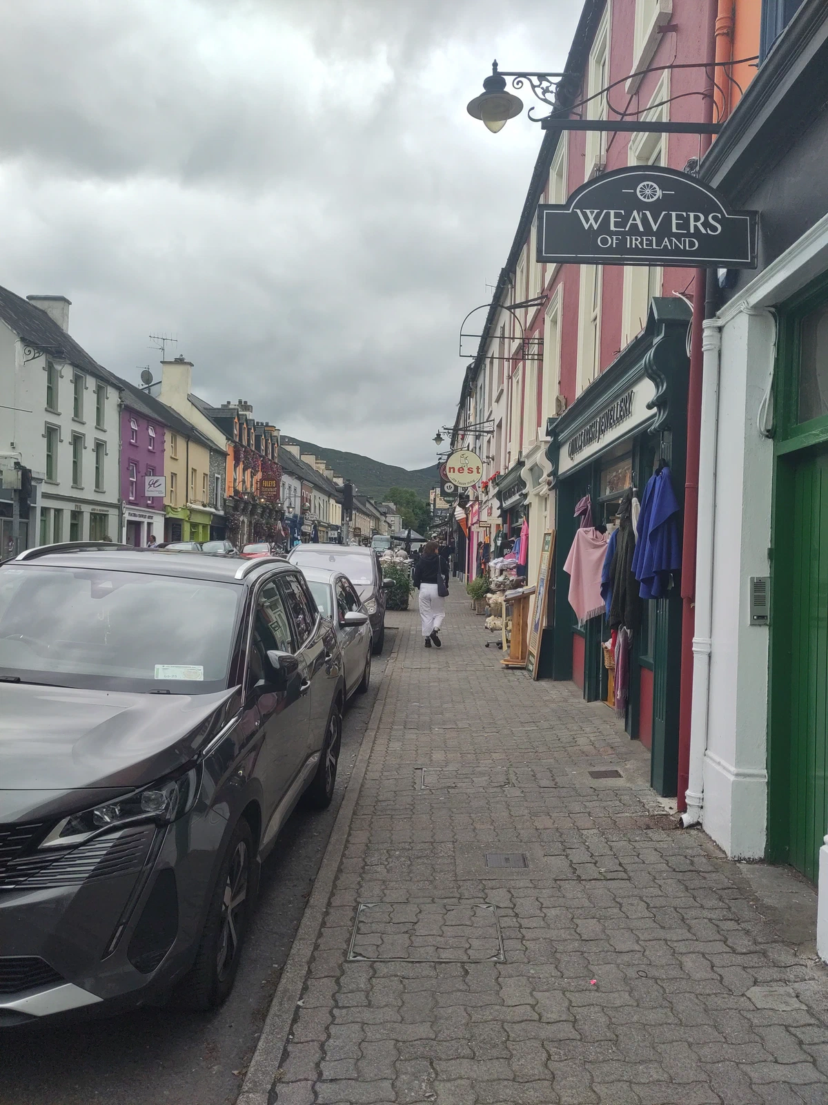 Gasse mit bunten Hausfassaden und dem Geschäft Weavers of Ireland