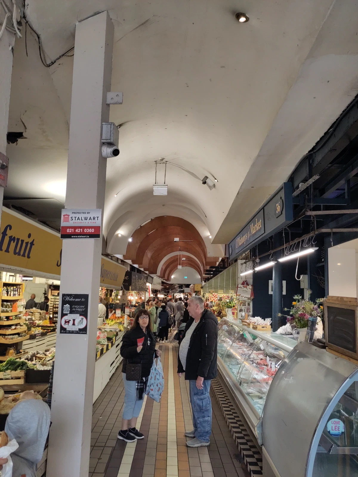 Marktgang im English Market mit Ständen links und rechts unter einer gewölbten Decke