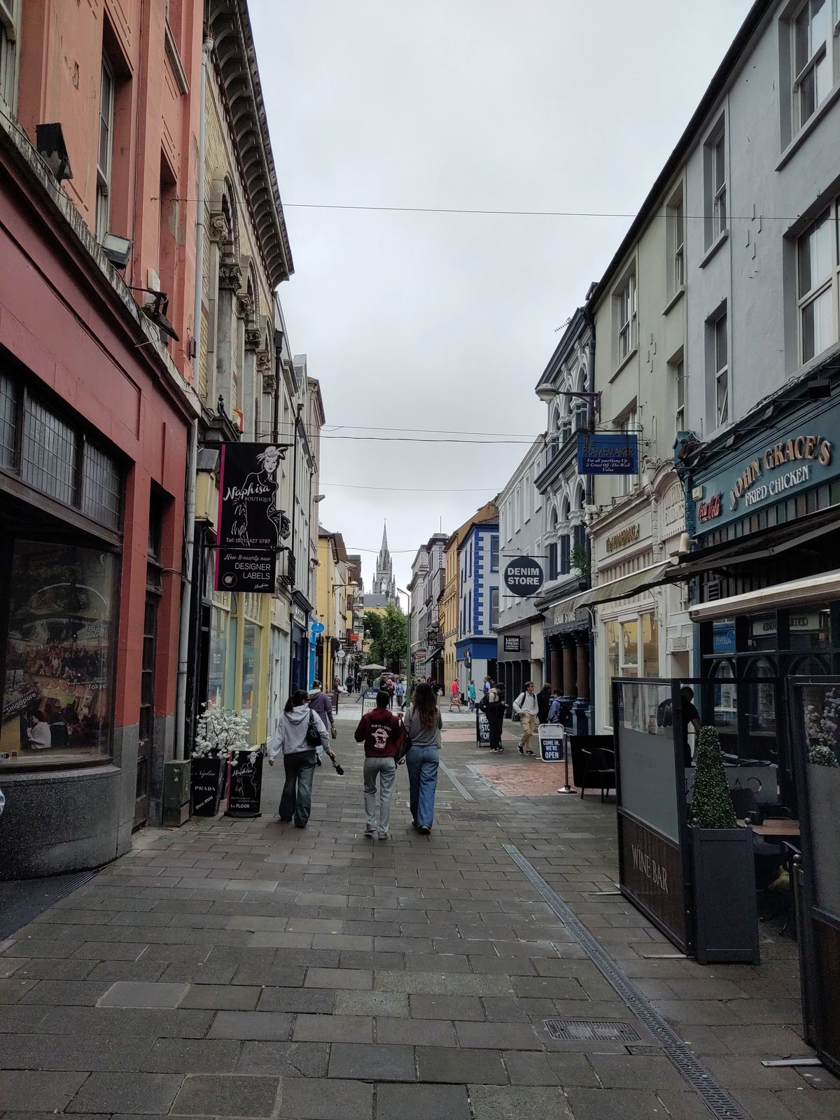Schmale Gasse in Cork mit bunten Geschäftsfassaden