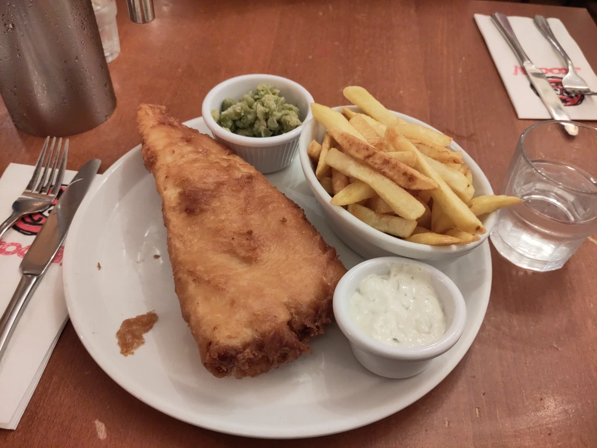 Fish and Chips mit Erbsenpüree und Sauce Tartare