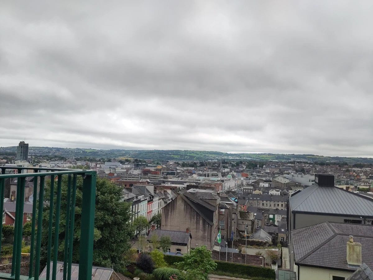 Blick vom Patrick's Hill über die Dächer von Cork unter grauen Wolken