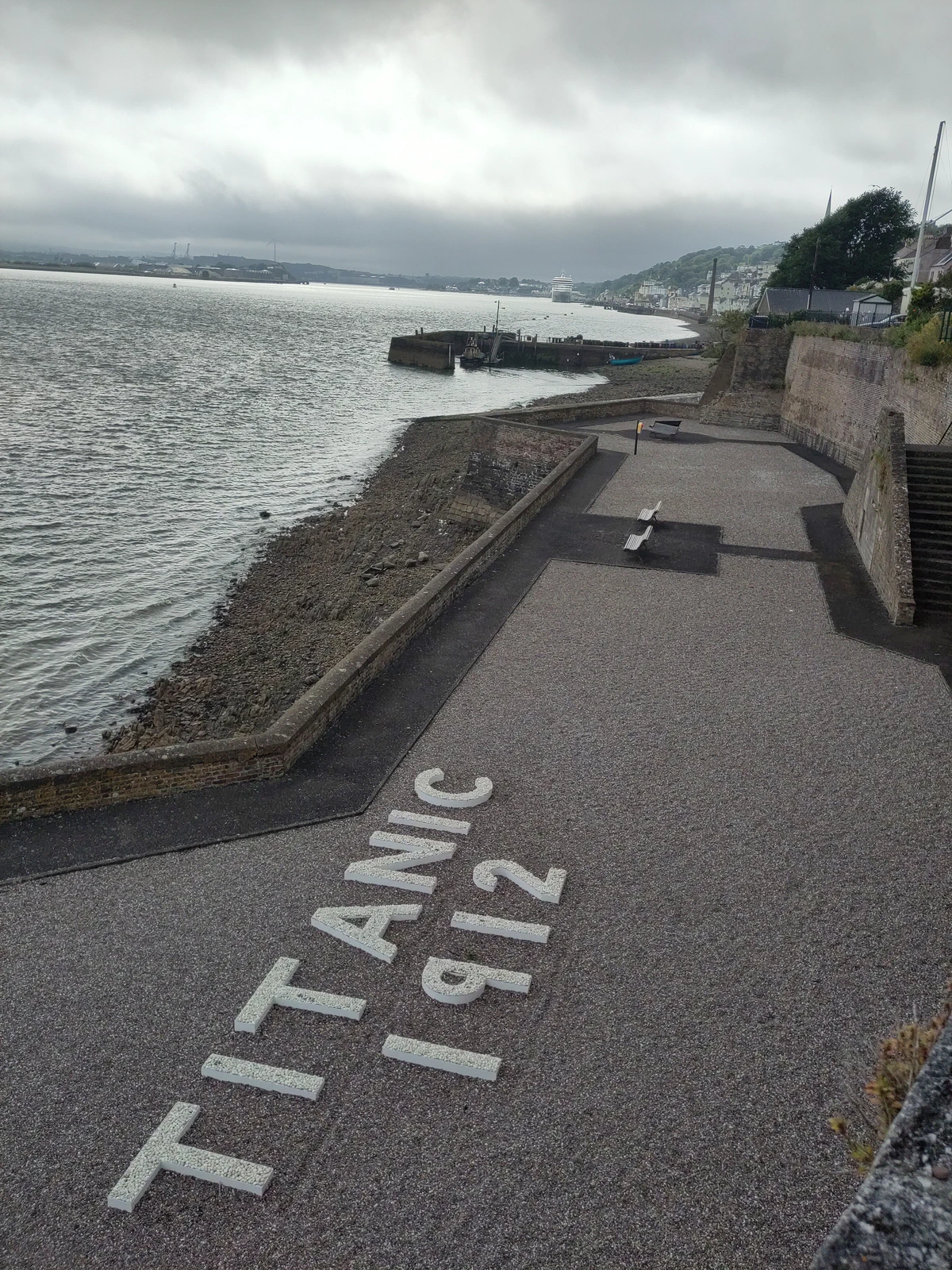 Promenade am Wasser in Cobh mit der Bodenaufschrift Titanic 1912