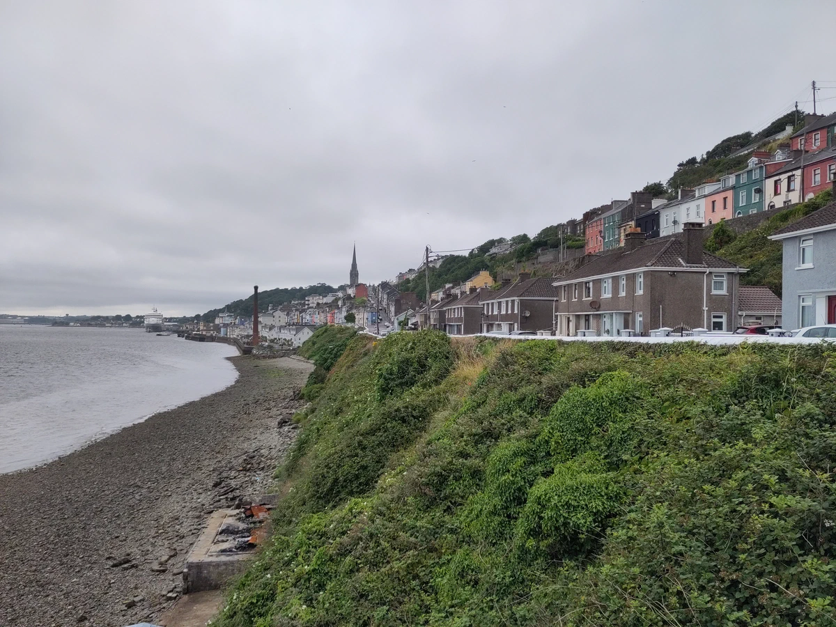 Bunte Häuserzeile am Hang über der Bucht von Cobh