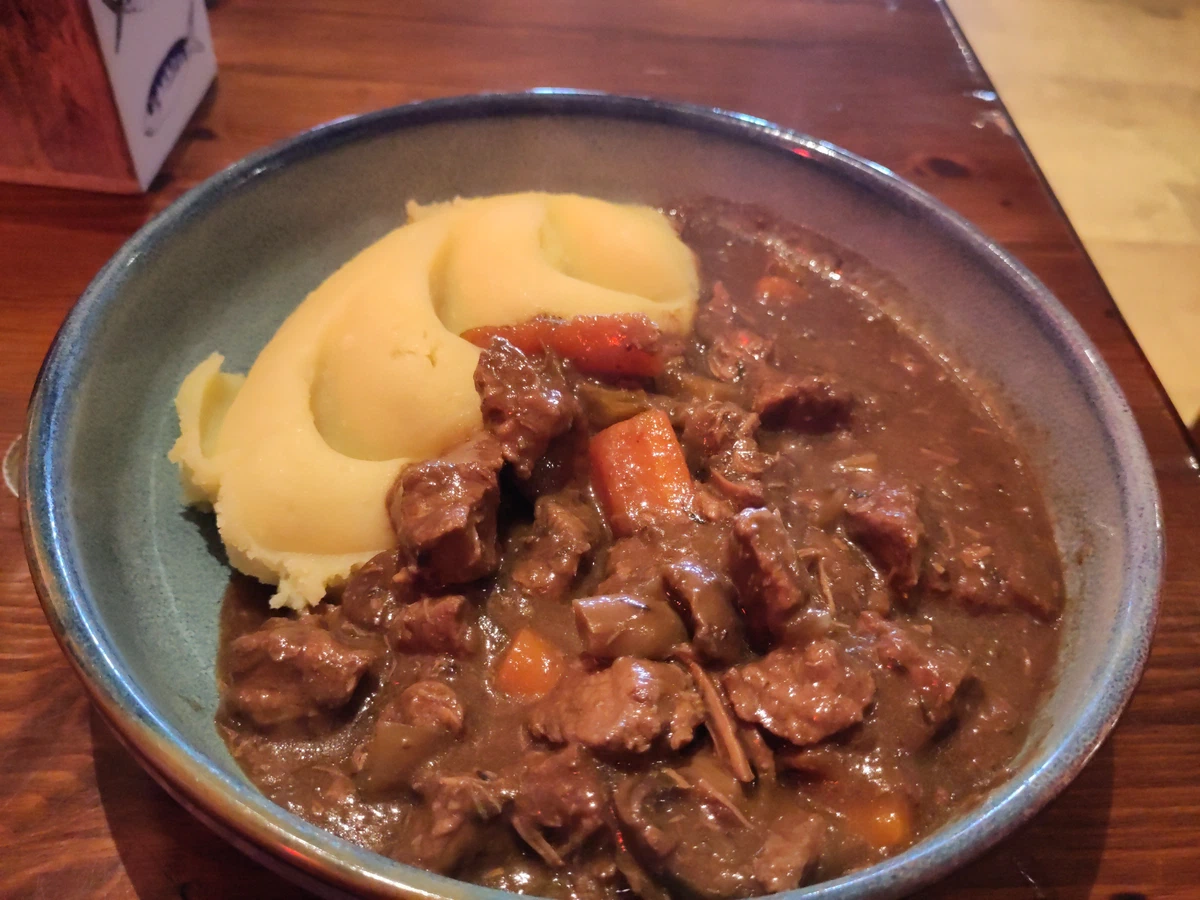 Rindfleischeintopf mit Karotten und Erdäpfelpüree