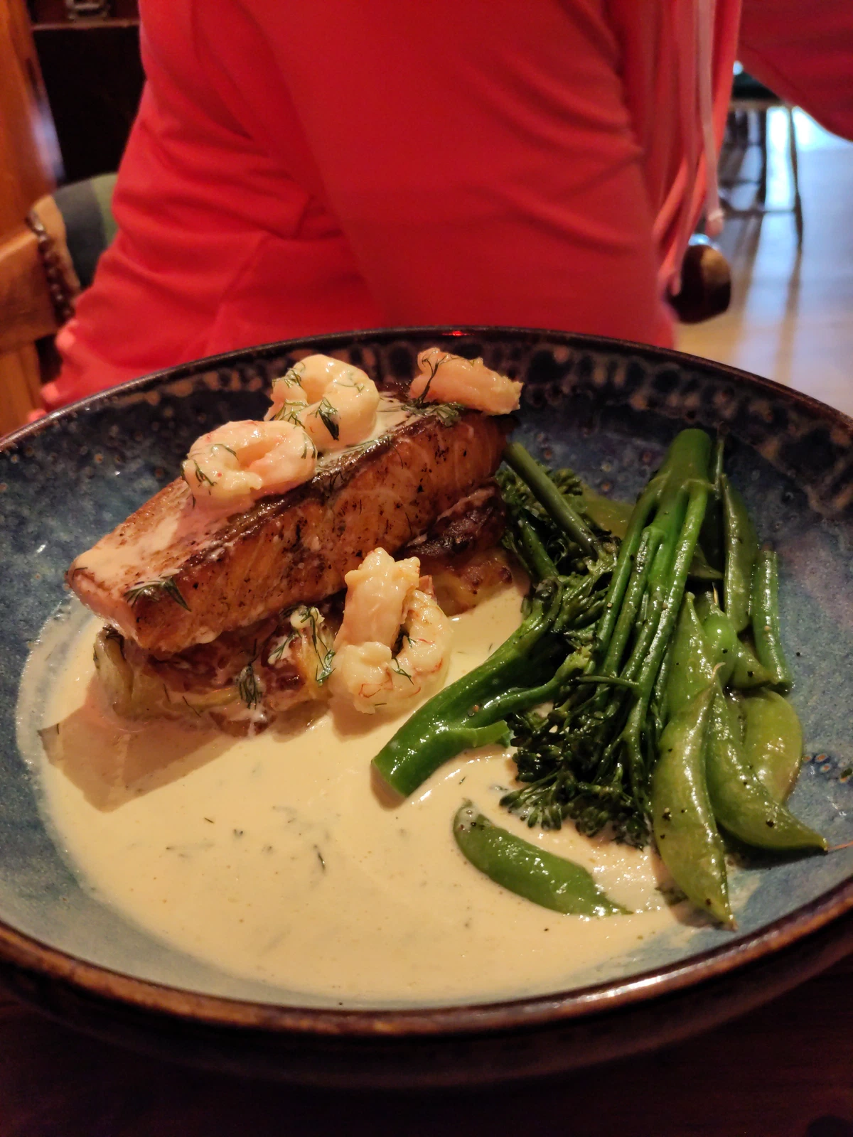 Gebratener Lachs mit Garnelen, grünem Gemüse und heller Sauce