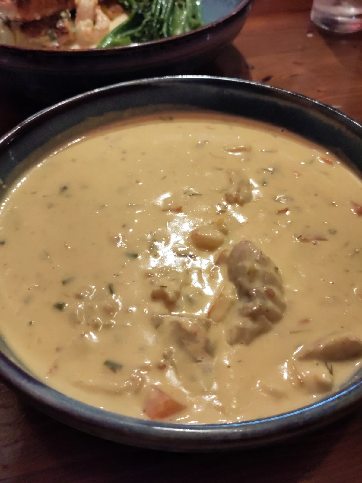 Schüssel mit cremiger Fischsuppe