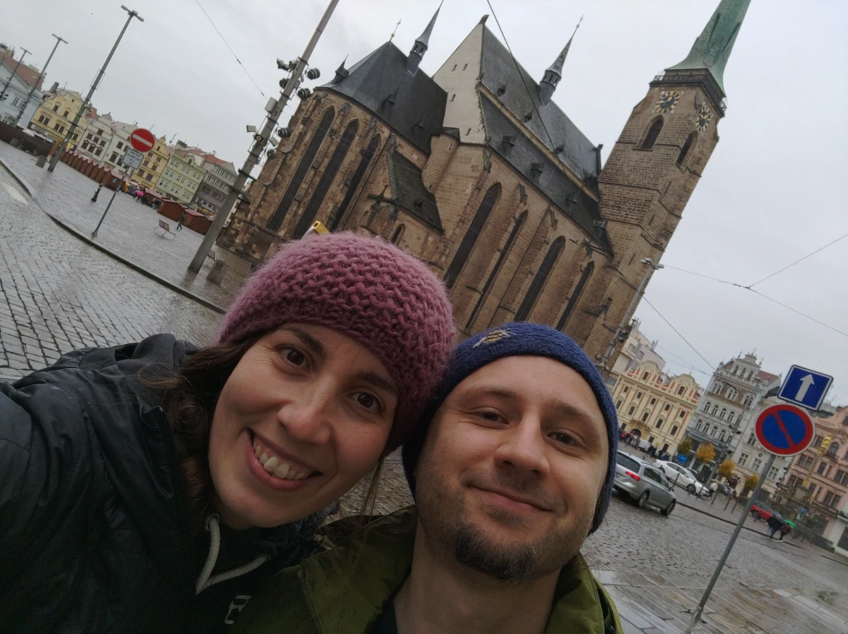 Selfie von uns beiden mit Wollmützen im Regen vor der gotischen Kathedrale in Pilsen